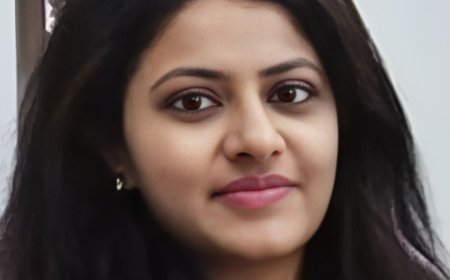 बर्खास्त IAS पूजा खेडकर के माता-पिता पर मारपीट-अपहरण का आरोप:दोनों फरार; कार की ट्रक से टक्कर के बाद हेल्पर को उठा ले गए थे