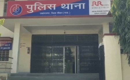 अनुसंधान के लिए नोटिस देने आई पुलिस पर हमला:ASI को कुल्हाड़ी मार किया घायल, कांस्टेबल का मोबाइल तोड़ा, सीकर से आई थी पुलिस