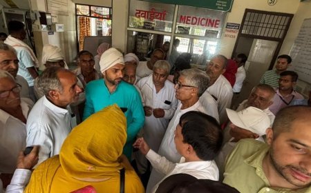 महम में राज्यसभा सांसद ने स्वास्थ्य कैंप का किया दौरा:रामचंद्र जांगड़ा बोले-स्वस्थ नारी सशक्त परिवार नींव, करना चाहिए सम्मान