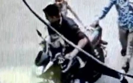 किडनेपर की तरह बेटे को उठा ले गया पिता, VIDEO:झांसी में पत्नी ने हाथ पकड़ा, पर बाइक की स्पीड बढ़ाकर भागा, दो आरोपी पकड़े