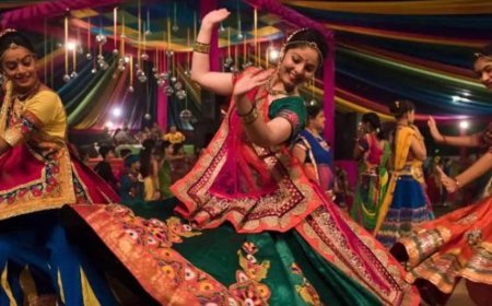 महाराष्ट्र के गरबा में लोगों पर गौमूत्र छिड़कने का फरमान:विहिप बोला- आयोजनों में एंट्री से पहले तिलक लगाकर हिंदू देवता की पूजा करनी होगी