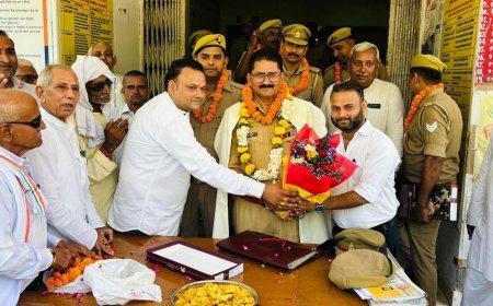 मंदिर से चोरी हुई चांदी की पादुकाएं बरामद:बागपत में पुलिस की कार्रवाई, ग्रामीणों ने फूलमालाओं से किया सम्मान