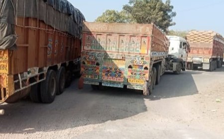 पापड़ी ओवरब्रिज पर आठ लेन के वाहनों का भार:रोज लगता है लंबा जाम, छह महीने में ही खराब हुई सड़क