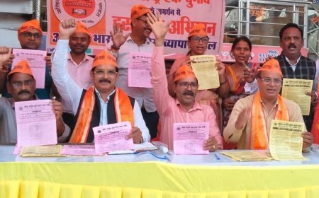स्वदेशी अपनाने का अभियान:लखनऊ में व्यापार मंडल ने चलाया हस्ताक्षर अभियान, सैकड़ों लोगों ने दिया समर्थन