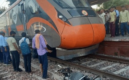 सोनीपत में वंदे भारत ट्रेन से टकराई बाइक:युवक ने छलांग लगाकर बचाई जान; बंद फाटक कर रहा था पार