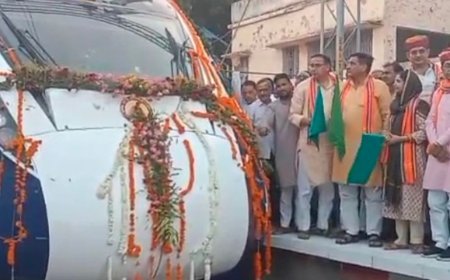 वंदे भारत एक्सप्रेस का चूरू में पहला आगमन:बीकानेर-दिल्ली रूट पर शुरू हुई सेवा, चूरू में 5 मिनट का सबसे लंबा ठहराव