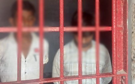 अयोध्या पुलिस ने दो चोर पकड़े, चोरी का सामान बरामद:अब्बूसराय लिंक रोड से हुई गिरफ्तारी, इलेक्ट्रॉनिक सामान बरामद