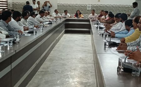 रेवाड़ी नगर परिषद बैठक में अधिकारी भिड़े:EO ने शौचालयों की बदहाली बताई, चेयरपर्सन ने काम न होने पर सवाल उठाए