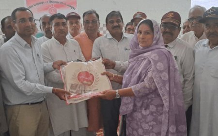 नारनौंद में शॉल ओढ़ाकर शहीद परिवारों का सम्मान:एसडीएम विकास यादव रहे शामिल, बोले-नई पीढ़ी में देशभक्ति की भावना होगी मजबूत