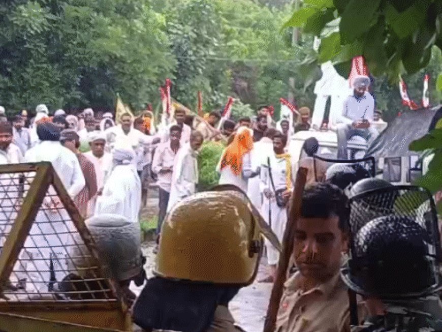 कुरुक्षेत्र में सीएम आवास घेरने पहुंचे किसान:खराब फसलों के मुआवजे की मांग; पुलिस ने 500 मीटर पहले बेरिकेडिंग लगाकर रोका