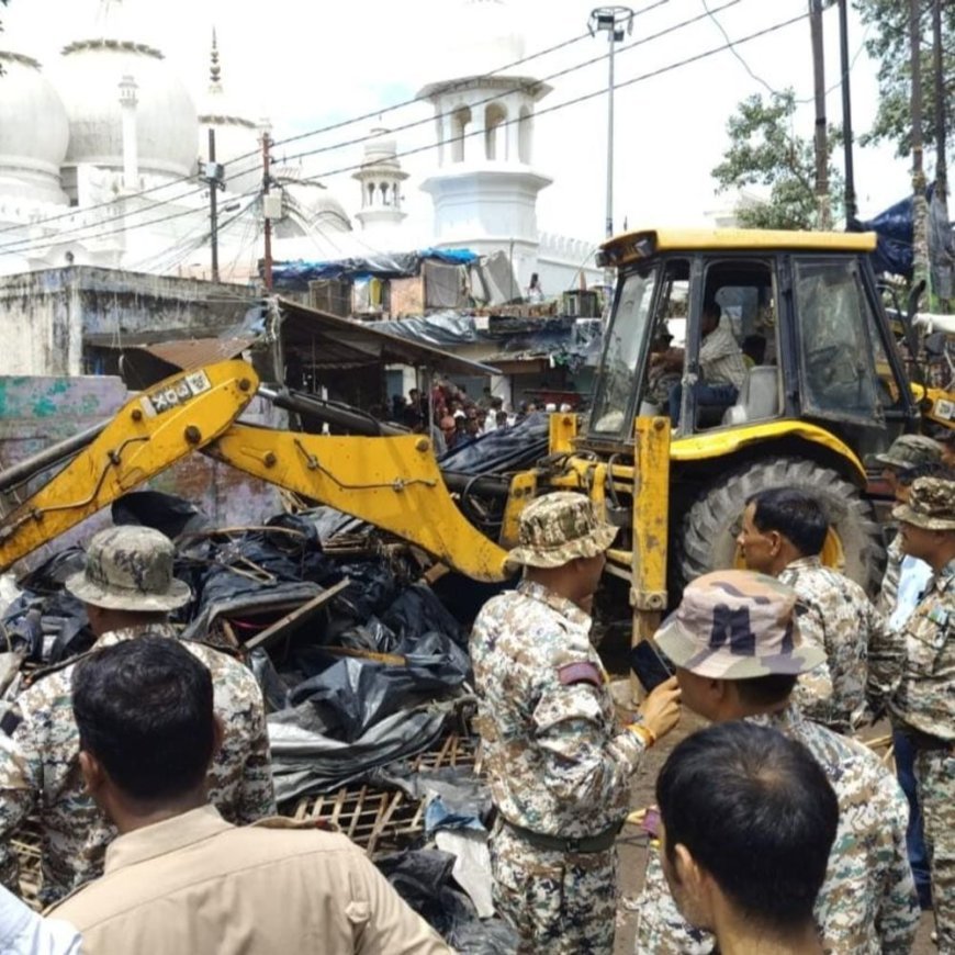 ऊपरकोट और अब्दुल करीम चौराहे पर चला बुलडोजर:जामा मस्जिद के आसपास अवैध दुकानें लगाने वालों पर हुई कार्रवाई, दुबारा दुकान लगाई तो होगी FIR