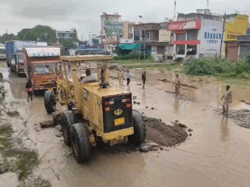 दिल्ली-जयपुर हाईवे पर बावल में सर्विस लेन बारिश से क्षतिग्रस्त:यातायात साबन और नेहचाना से डायवर्ट, फ्लाईओवर का काम रुका