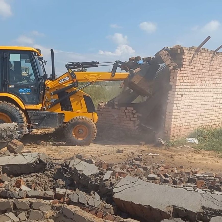 रेवाड़ी में अवैध कालोनियों में तोड़ा निर्माण:चार दीवारी और सड़कों को किया ध्वस्त, 3 एकड़ में डवलप की जा रही थी