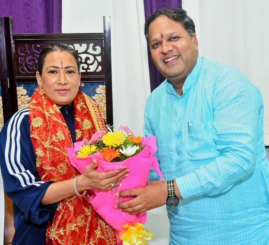 रूद्रपुर में खेल मैदानों के विकास के लिए महापौर ने खेल मंत्री से की मुलाकात