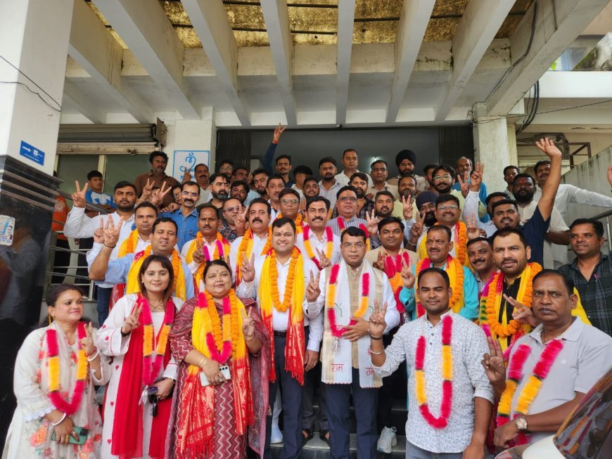 विधायक शिव अरोरा ने नवनियुक्त जिला पदाधिकारियो का अपने कार्यालय पर किया जोरदार स्वागत*