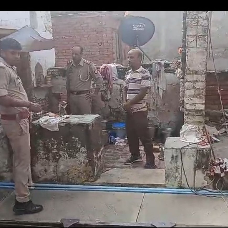हाथरस में बीच शहर में की बदमाशों ने चोरी:मकान से हजारों की नगदी, सोने के आभूषण और एटीएम कार्ड ले गए बदमाश