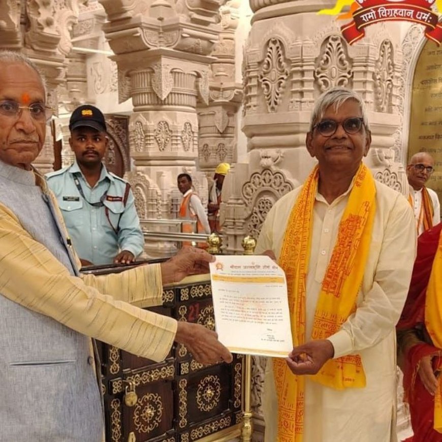 कृष्ण मोहन ने लिया रामलला का आशीर्वाद:नवागत ट्रस्ट सदस्य के रूप में लिया संकल्प, चंपत राय ने सौंपा नियुक्ति पत्र