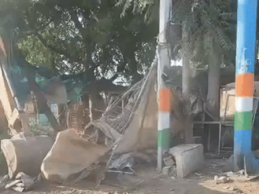 फतेहाबाद में दुकानों के बाहर चला बुलडोजर:नप प्रशासन ने हटवाया अतिक्रमण; दिन में विरोध की आशंका, इसलिए दुकानें खुलने से पहले कार्रवाई