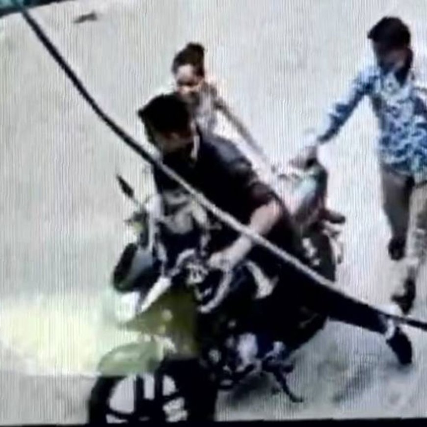किडनेपर की तरह बेटे को उठा ले गया पिता, VIDEO:झांसी में पत्नी ने हाथ पकड़ा, पर बाइक की स्पीड बढ़ाकर भागा, दो आरोपी पकड़े