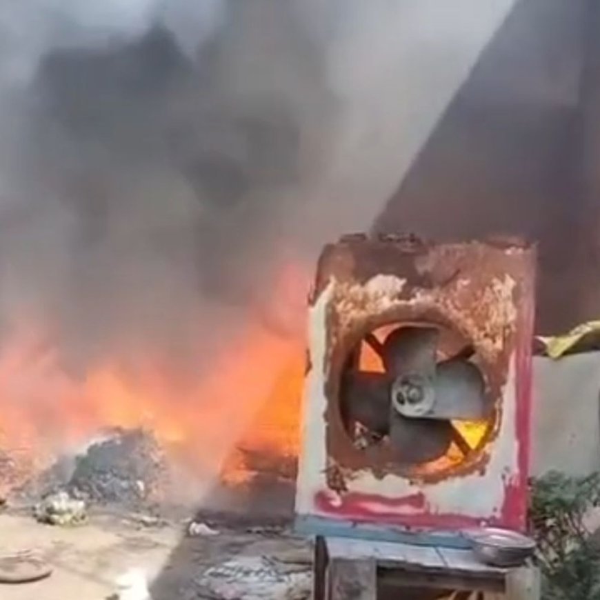 फरीदाबाद में कबाड़ के गोदाम में लगी आग:धुआं देख इकट्ठ हुए आस-पास के लोग, बाल्टियों से डाला पानी