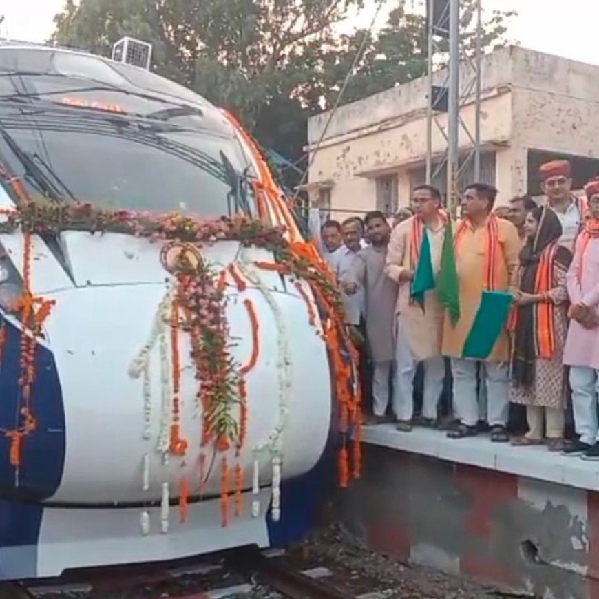 वंदे भारत एक्सप्रेस का चूरू में पहला आगमन:बीकानेर-दिल्ली रूट पर शुरू हुई सेवा, चूरू में 5 मिनट का सबसे लंबा ठहराव
