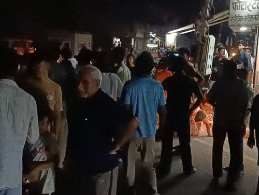 भिवानी में लोगों ने किया रोड जाम:बोले- डेढ़ महीने से पानी के लिए तरह रहे, जमकर की नारेबाजी
