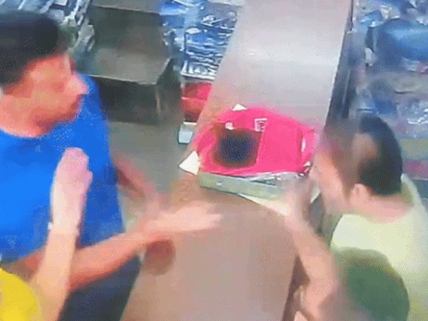 झज्जर में कपड़ों की दुकान पर जमकर हंगामा:दुकानदार और ग्राहक में हाथापाई, मालिक के छोटे भाई को जड़ा थप्पड़