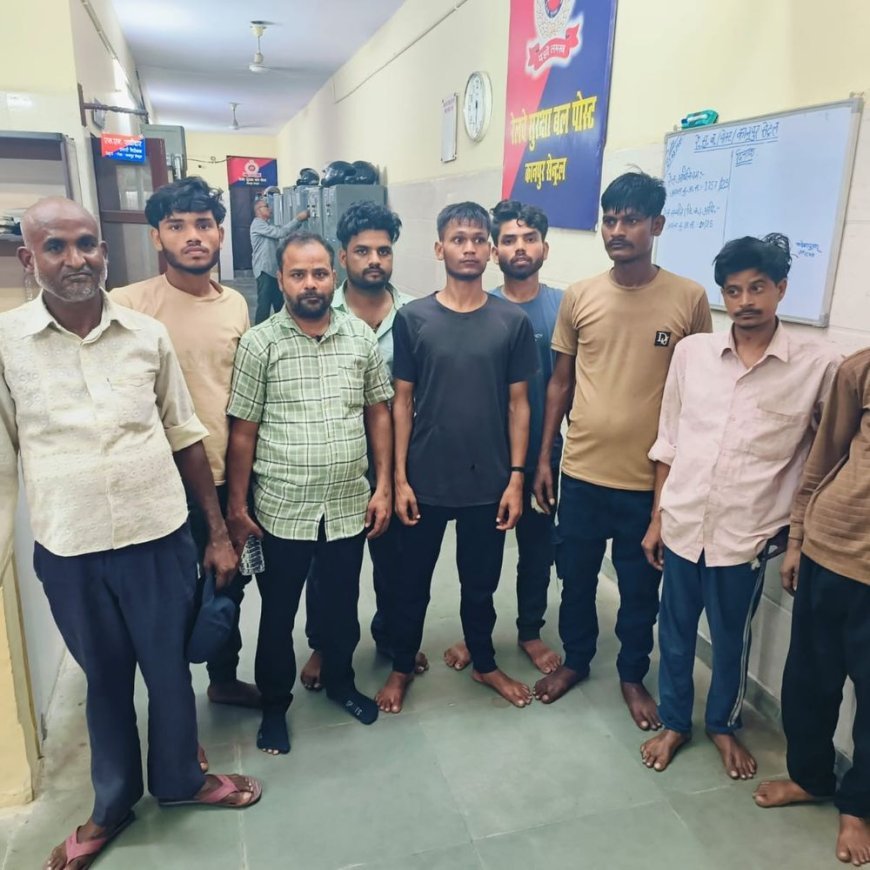 आरपीएफ ने 15 अवैध वेंडरों को पकड़ा:कानपुर सेंट्रल स्टेशन और ट्रेनों में चला अभियान
