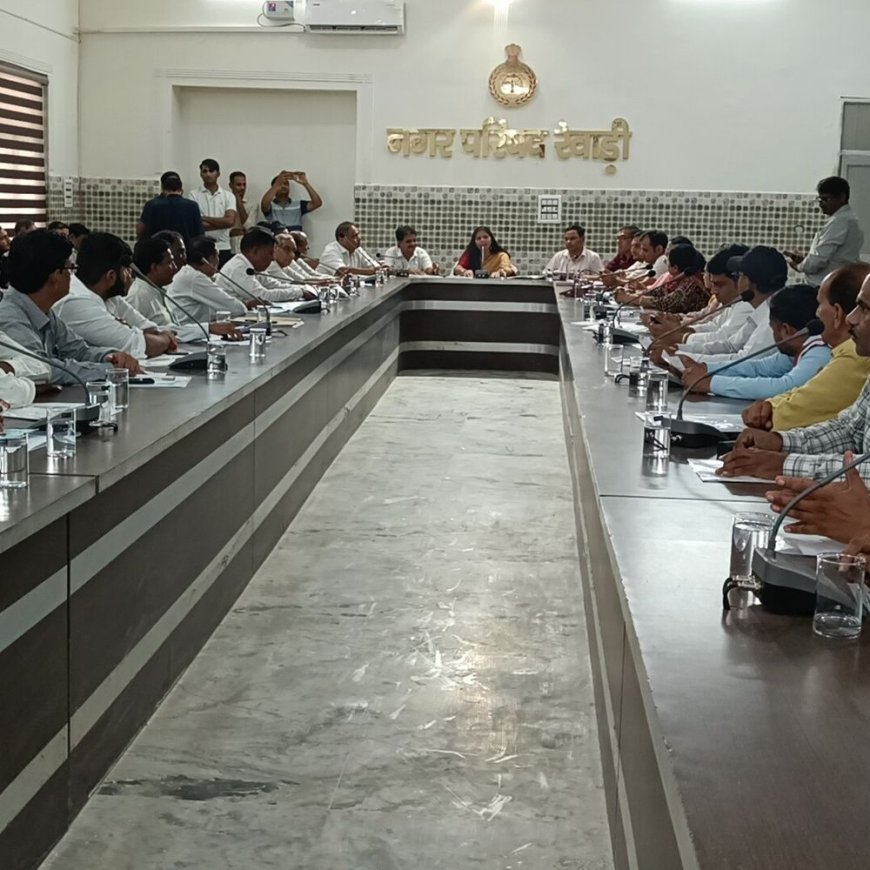 रेवाड़ी नगर परिषद बैठक में अधिकारी भिड़े:EO ने शौचालयों की बदहाली बताई, चेयरपर्सन ने काम न होने पर सवाल उठाए