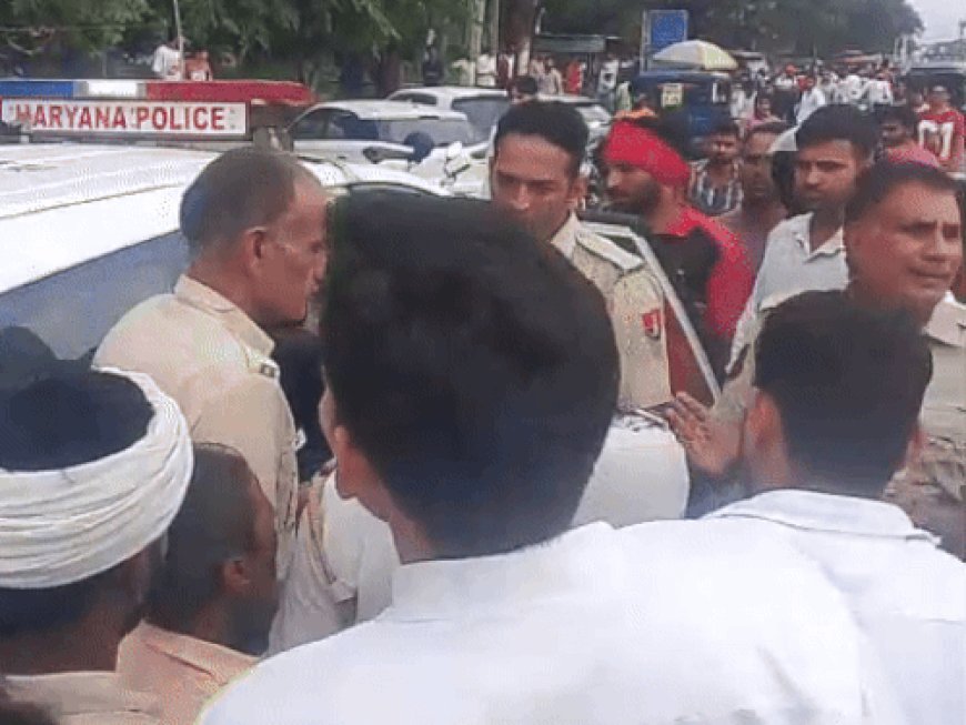 झज्जर लघुसचिवालय के सामने हुआ हंगामा:पुलिस ने पहुंच संभाला मोर्चा, लोगों का कहना राजस्थान पुलिस युवक को ले जा रही थी साथ
