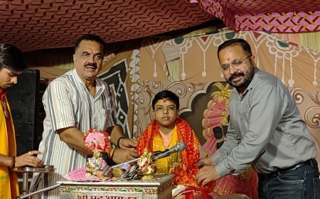 शास्त्री नगर गड्ढा कालोनी में आयोजित श्रीमद भागत कथा में पहुंचकर पूर्व विधायक राजकुमार ठुकराल ने कथा श्रवण किया और कथा वाचक 15 वर्षीय बाल व्यास कृष्णा शरण महाराज को सम्मानित