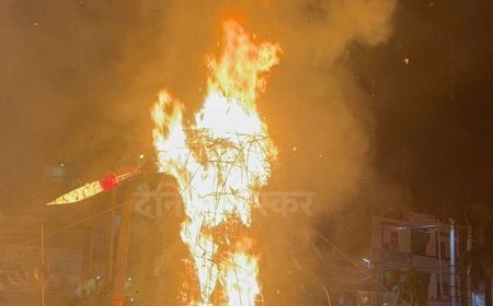 हांसी में जला 52 फीट ऊंचा रावण का पुतला:112 साल पुरानी है परंपरा, लकड़ियां उठाने दौड़ पड़े लोग