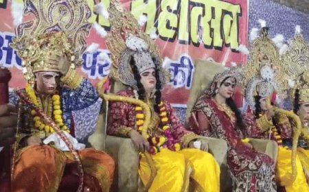 आगरा में निकली 400 साल पुरानी दशहरा यात्रा:70 से अधिक झाकियां रहीं शामिल, सेंट जॉन्स चौराहे पर हुआ समापन