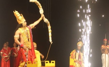 बरसते बादलों के बीच राम कथा साकार:बारिश ने जेकेके की मानस रामलीला में डाला खलल, कलाकारों ने अभिनय से जीता सभी का मन