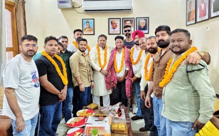 नव निर्वाचित छात्र संघ अध्यक्ष और सचिव ने महापौर से लिया आशीर्वाद - सीएम धामी ने फोन पर दी बधाई