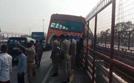 हापुड़ : ब्रजघाट गंगा पुल पर बड़ा हादसा, यात्रियों से भरी रोडवेज बस हवा में लटकी, मचा हड़कंप