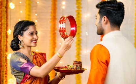 Karwa Chauth 2025: करवा चौथ की व्रत की थाली में सजाएं ये चीजें, तभी मिलेगा अखंड सौभाग्य का पूरा फल