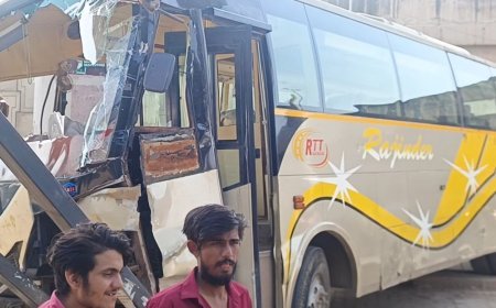 फरीदाबाद में तेज रफ्तार बस मैट्रो पिलर से टकराई:दो वाहनों को टक्कर मारते बची, बस काटकर ड्राइवर को निकाला, एक दुकानदार भी घायल