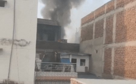 आगरा सराफा बाजार में चांदी के कारखाने में लगी आग:आग की लपटें और धुए का गुबार उठा, फायर ब्रिगेड ने बुझाई आग