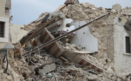 इंडोनेशिया में दिल दहलाने वाला हादसा: स्कूल ढहने से 61 छात्रों की मौत, दो अब भी लापता