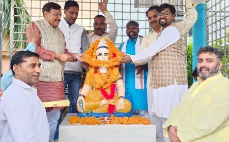 महर्षि वाल्मीकि जयंती पर पूर्व विधायक राजेश शुक्ला ने भगवान वाल्मीकि की प्रतिमा पर किया माल्यार्पण, कहा—महर्षि वाल्मीकि समाज के आदर्श प्रेरणास्रोत हैं