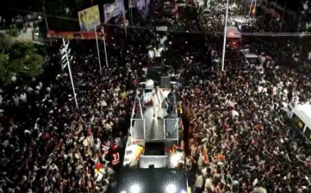 करूर भगदड़- विजय ने मृतकों के परिजन से बात की:मद्रास हाईकोर्ट ने फटकार लगाई थी; सुप्रीम कोर्ट में CBI जांच को लेकर 10 अक्टूबर को सुनवाई