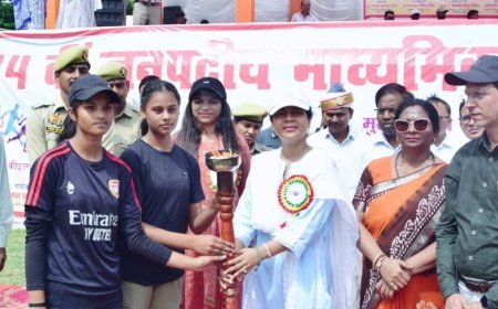 डीएम ने एथलेटिक्स प्रतियोगिता का उद्घाटन किया:लखीमपुर खीरी में मार्च पास्ट की सलामी ली, शांति संदेश दिया