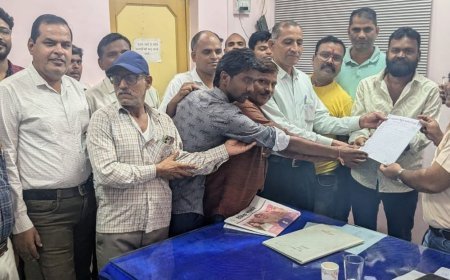 झालावाड़ में विद्युत कर्मचारी संघ का प्रदर्शन:पदोन्नति और पे लेवल सुधार समेत 15 सूत्रीय मांगों को लेकर निगम कार्यालय में विरोध