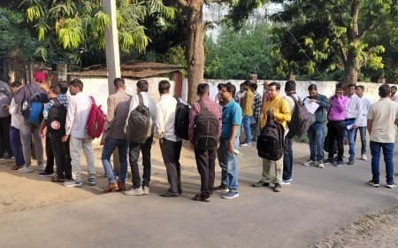 PCS प्रारंभिक परीक्षा: कड़ी सुरक्षा में प्रवेश:फर्रुखाबाद के 16 केंद्रों पर 6432 परीक्षार्थी देंगे परीक्षा