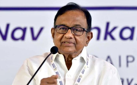 इतिहास से टकराव के मूड़ में हैं चिदम्बरम या फिर सत्य की खोज में 'बोल' कर कांग्रेस को असहज कर रहे हैं?