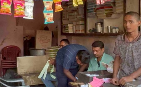 डीग में खाद्य सुरक्षा विभाग ने लिए मावा-मिठाई के सैंपल:त्योहारी सीजन में मिलावटखोरों पर सख्ती, जांच के लिए भेजे नमूने