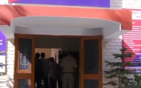 हिसार में साइबर ठगी के दो बदमाश गिरफ्तार:4.50 लाख के धोखाधड़ी का आरोप, कोर्ट ने हिरासत में भेजा