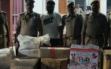 आजमगढ़ में पटाखे के गोदाम पर SP ग्रामीण का छापा:शहर के मुख्य चौक पर रखा गया था दो कुंतल 90 किलो पटाखा, एक हिरासत में