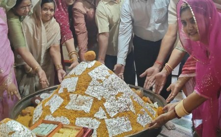 फलोदी के महावीर मंदिर में निर्वाण लड्डू चढ़ाया:दीपावली पर जैन समाज ने 108 किलो का लड्डू अर्पित किया